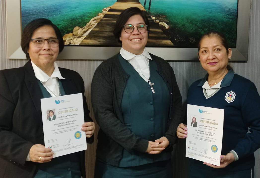 Maestras del instituto Cadereyta recibiendo su certificado como facilitador en educación y gestión emocional