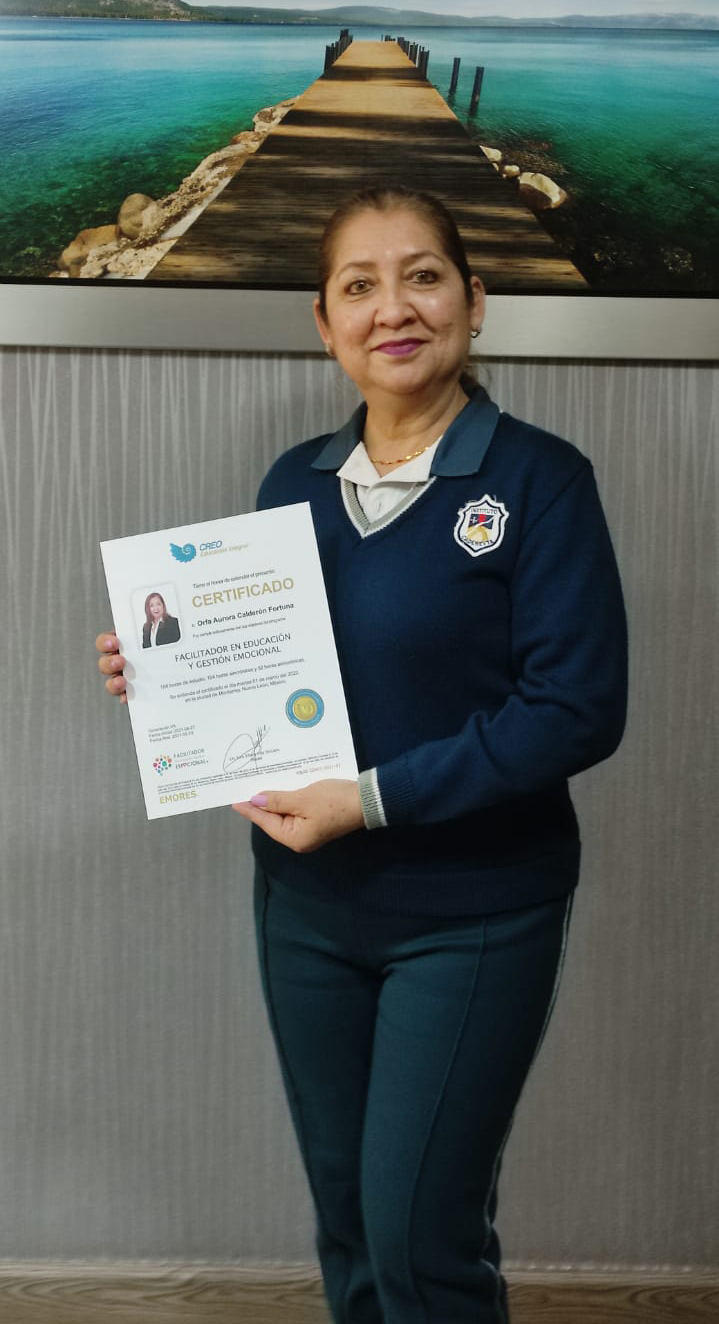 Orfa Aurora Calderon recibiendo su certificado